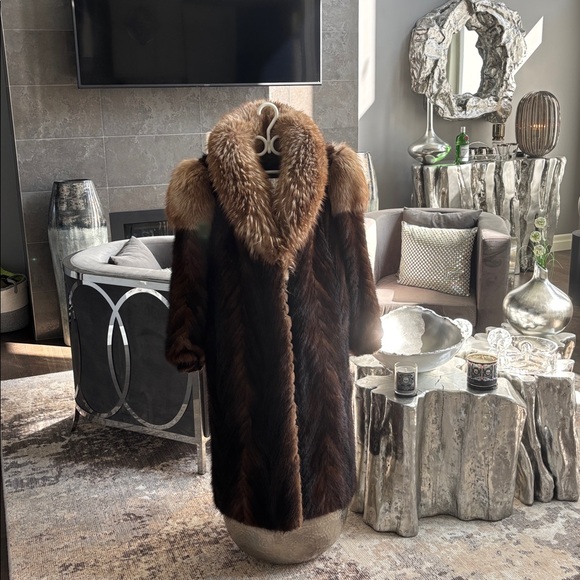 Oh my gosh look at this size small /medium
Mink fox mix genuine fur 1980s - Picture 16 of 17